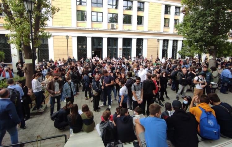 Ελεύθερος ο 14χρονος μαθητής - Στο πλευρό του Δήμος, παρατάξεις και φορείς (Βίντεο)