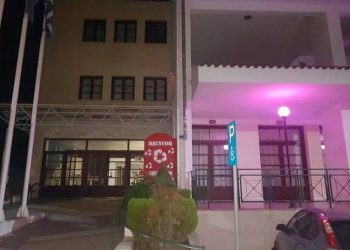 Φωταγωγήθηκε ροζ το δημαρχείο Πεντέλης