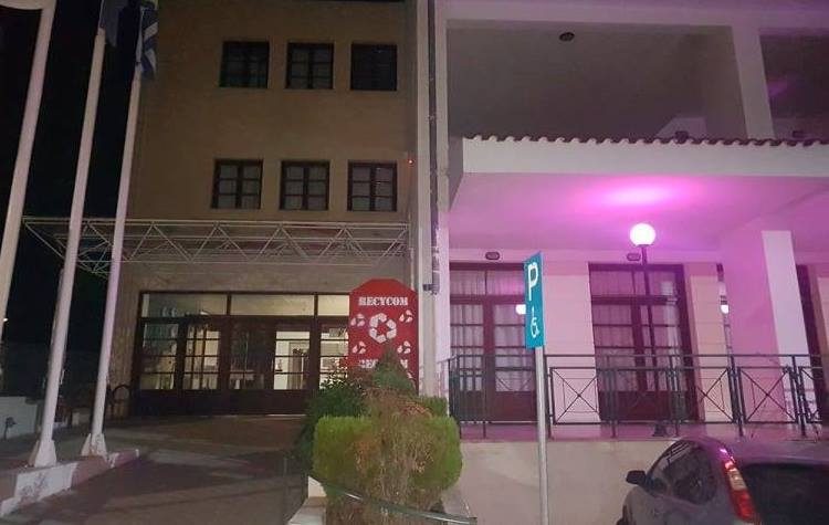 Φωταγωγήθηκε ροζ το δημαρχείο Πεντέλης