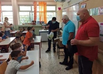 Δώρα και ευχές στα πρωτάκια της πόλης από τον Τάσο Μαυρίδη