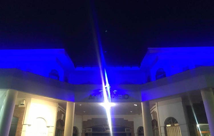 Στα μπλε φωταγωγήθηκε το Δημαρχείο προς τιμήν του ΟΗΕ