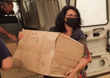 Στα «χέρια» προσφύγων της Λέσβου η βοήθεια των Χαλανδραίων