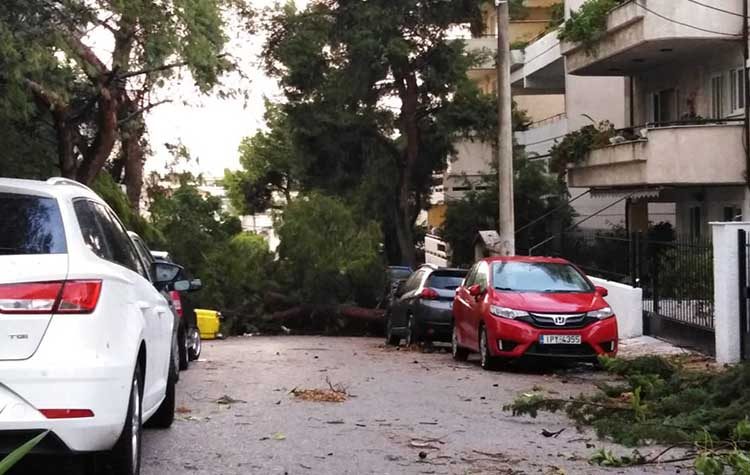 «Βομβαρδισμένο» τοπίο το Ηράκλειο από τη νεροποντή - Τραυματίες και καταστροφές (φωτο)