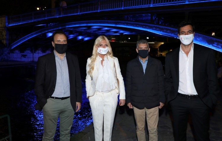 Φωταγωγήθηκε στα χρώματα του ΟΗΕ η Γέφυρα των Τρικάλων