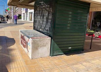 Απομακρύνεται το περίπτερο από το πεζοδρόμιο της οδού Δημοκρατίας και Ηρώου