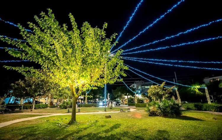 Χριστουγεννιάτικο χρώμα με πλήθος στολιδιών στον Δήμο Γλυφάδας