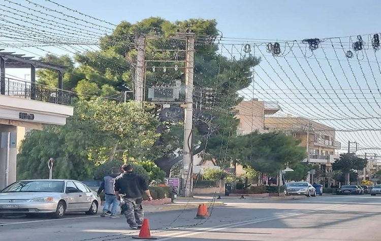 Χριστουγεννιάτικες προετοιμασίες στολισμού σε Ελληνικό και Αργυρούπολη