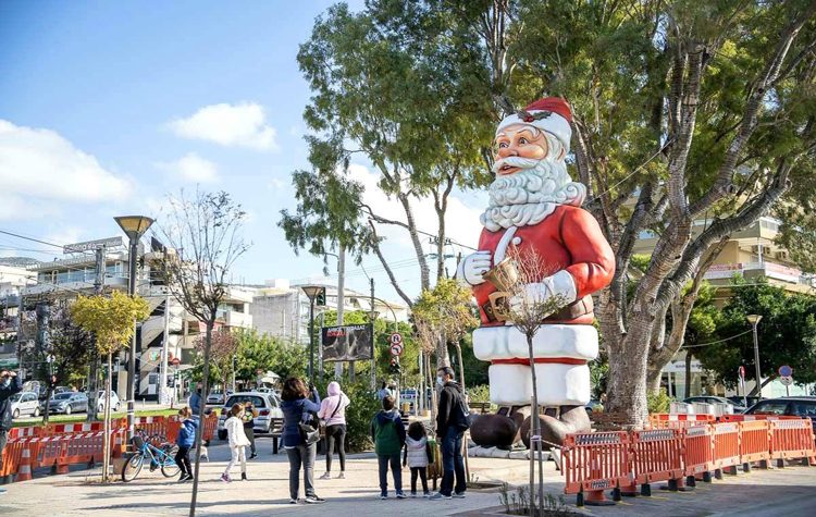 Το χαμόγελο του Άγιου Βασίλη φωτίζει τον Δήμο