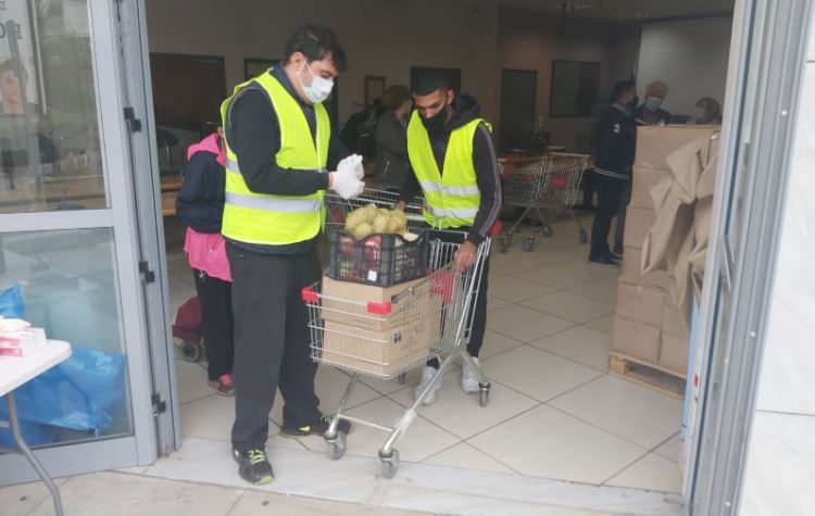 «Κανένας μόνος στην πανδημία» - Διανομή ειδών ανάγκης από τον Δήμο