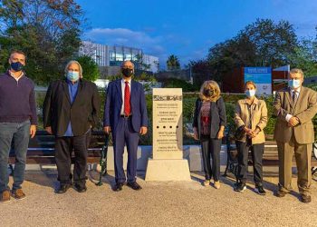 Τριάντα έξι Δελφικά Παραγγέλματα στην πλατεία Πλατάνου