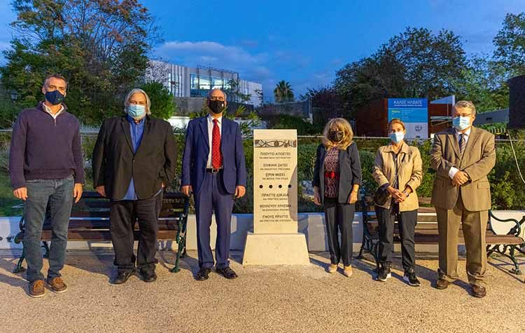 Τριάντα έξι Δελφικά Παραγγέλματα στην πλατεία Πλατάνου