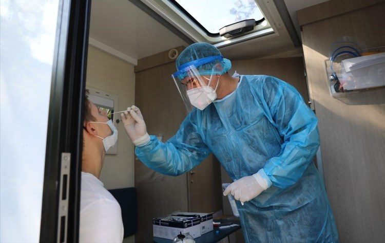 Τεστ κορωνοϊού με 45 ευρώ για τα σχολεία - Νέα κρούσματα σε μονάδες