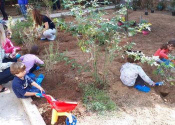 «Γέμισε» χρώμα χάρη στα παιδιά ο κήπος της οδού Τρωάδος