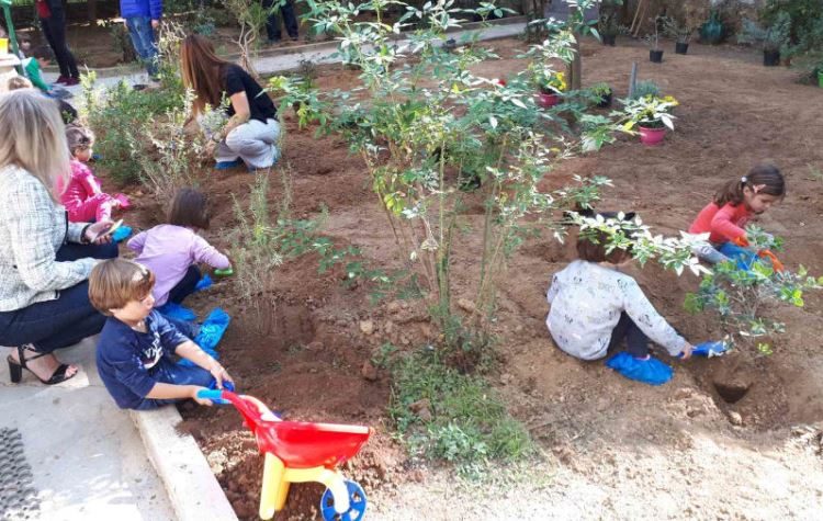 «Γέμισε» χρώμα χάρη στα παιδιά ο κήπος της οδού Τρωάδος