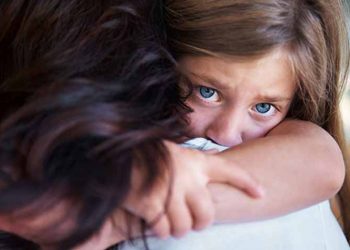 «Μαθαίνοντας τα παιδιά να συνομιλούν με τους φόβους τους» από τη Σχολή Γονέων