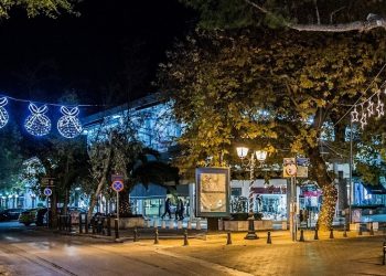 Ο Δήμος σε «πείσμα» του κορωνοϊού «ντύνεται» γιορτινά