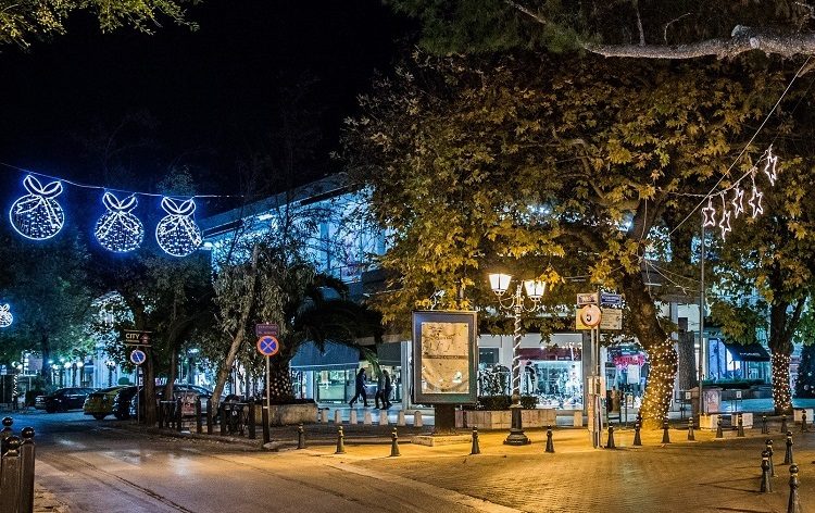 Ο Δήμος σε «πείσμα» του κορωνοϊού «ντύνεται» γιορτινά