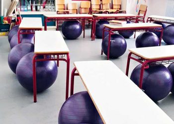 Οι καρέκλες των σχολείων δεν αντέχονται