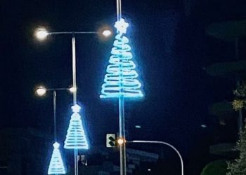 Δίνει χριστουγεννιάτικο «χρώμα» σε δρόμους και πλατείες ο Δήμος