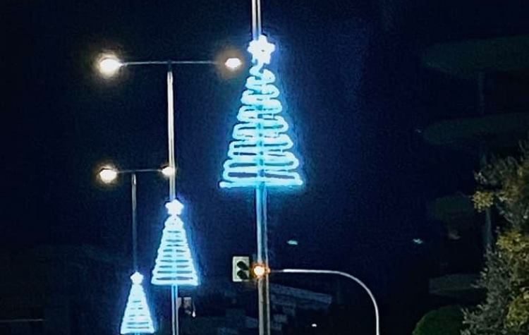 Δίνει χριστουγεννιάτικο «χρώμα» σε δρόμους και πλατείες ο Δήμος