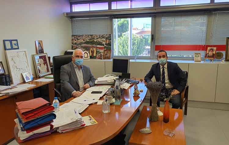 Συνάντηση Θ. Ζούτσου - Γ. Μαρκόπουλου με φόντο έργα στη Παλλήνη