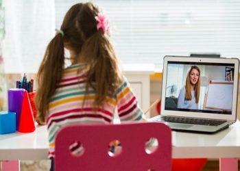 Tablet και τεχνική βοήθεια σε μαθητές για τηλεκπαίδευση