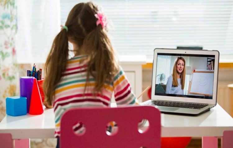 Tablet και τεχνική βοήθεια σε μαθητές για τηλεκπαίδευση