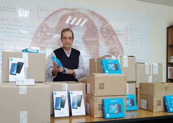 Τηλεκπαίδευση για όλους: 233 tablets στους μαθητές του Βύρωνα