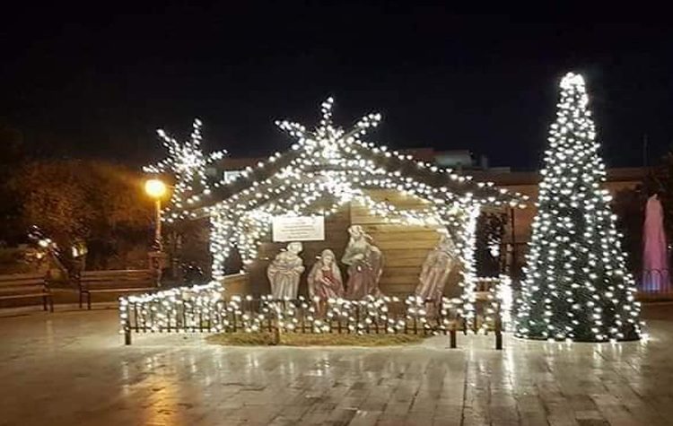 Ο Δήμος φόρεσε τα Χριστουγεννιάτικά του