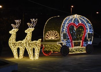 Ο Άλιμος «ντύθηκε» για τα Χριστούγεννα - Μήνυμα αλληλεγγύης από τον δήμαρχο