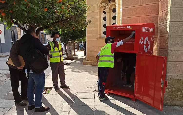 Τοποθετήθηκαν οι πρώτοι κόκκινοι κάδοι στην πόλη