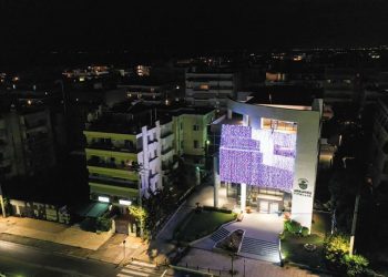 «Πλημμύρισε» με γιορτινό φως το Δημαρχείο Γλυφάδας
