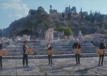 Σε εορταστικό κλίμα συνεχίζεται το συναυλιακό (Dis)playing Attica (βίντεο)