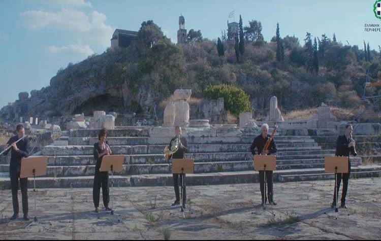 Σε εορταστικό κλίμα συνεχίζεται το συναυλιακό (Dis)playing Attica (βίντεο)