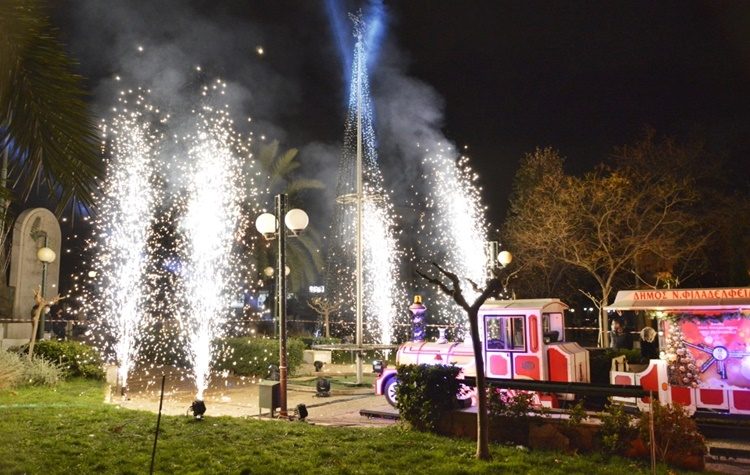 Φαντασμαγορικό άναμμα του χριστουγεννιάτικου δέντρου στον Δήμο (βίντεο)