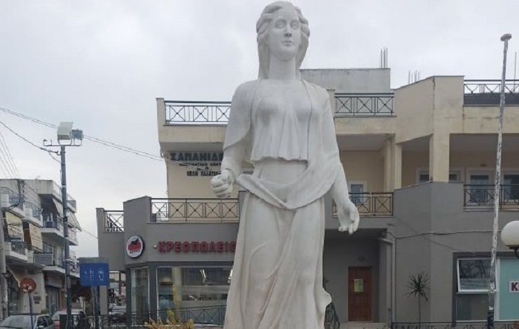 Άγνωστοι βανδάλισαν το μνημείο των πεσόντων στην πλατεία Ελευθερίας