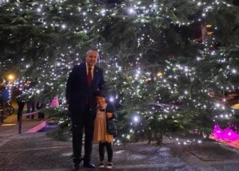 Μια διαφορετική φωταγώγηση χριστουγεννιάτικου δέντρου από τον Δήμο (Βίντεο)