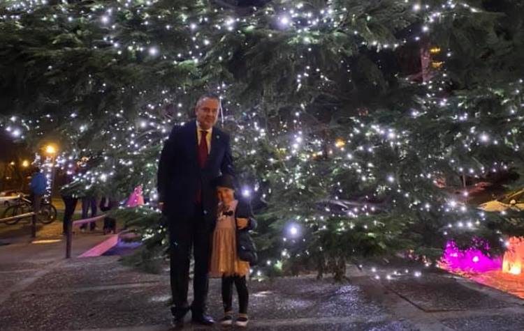 Μια διαφορετική φωταγώγηση χριστουγεννιάτικου δέντρου από τον Δήμο (Βίντεο)