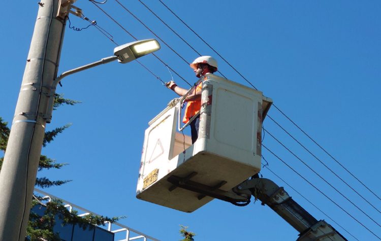 Νέος φωτισμός στις γειτονιές της Γλυφάδας