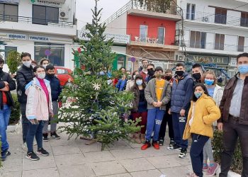 Ο δήμαρχος και τα παιδιά των Ειδικών Σχολείων στόλισαν το «μπλε δέντρο της αγάπης» (Βίντεο)