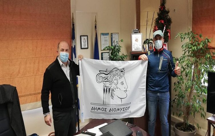 Η σημαία του Δήμου ξεκίνησε μαζί με τον Αντώνη Συκάρη για τα 8.611 μέτρα