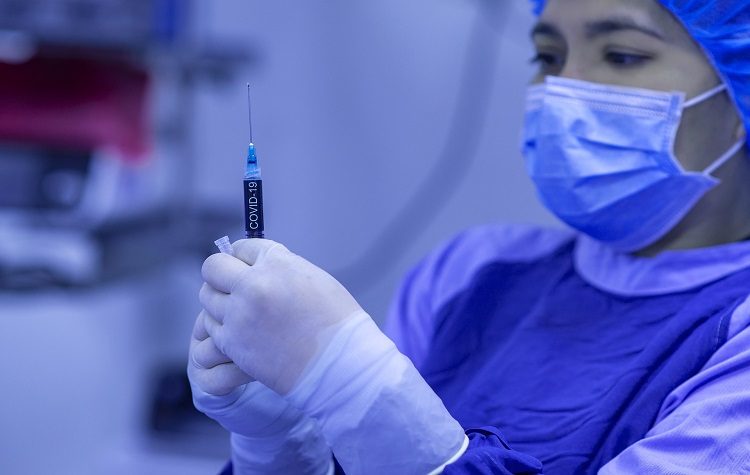 Επιχείρηση «Ελευθερία»: Εμβολιάστηκαν οι δύο πρώτοι άνθρωποι στην Ελλάδα