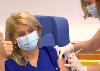 Επιχείρηση «Ελευθερία»: Εμβολιάστηκαν οι δύο πρώτοι άνθρωποι στην Ελλάδα