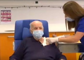 Επιχείρηση «Ελευθερία»: Εμβολιάστηκαν οι δύο πρώτοι άνθρωποι στην Ελλάδα