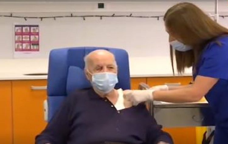 Επιχείρηση «Ελευθερία»: Εμβολιάστηκαν οι δύο πρώτοι άνθρωποι στην Ελλάδα