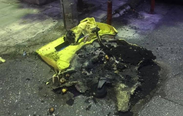 «Επιδημία» καμένων κάδων στην πόλη
