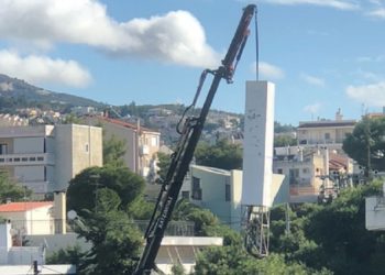 Απομακρύνθηκε καμουφλαρισμένη κεραία κινητής τηλεφωνίας στην Νέα Ερυθραία