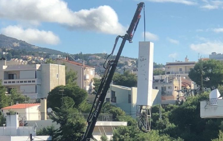 Απομακρύνθηκε καμουφλαρισμένη κεραία κινητής τηλεφωνίας στην Νέα Ερυθραία