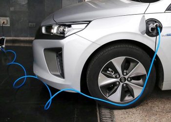 «Φόρτιση» 254 Δήμων με 11,5 εκατ. € για τα ηλεκτρικά οχήματα