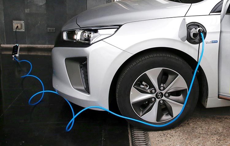 «Φόρτιση» 254 Δήμων με 11,5 εκατ. € για τα ηλεκτρικά οχήματα